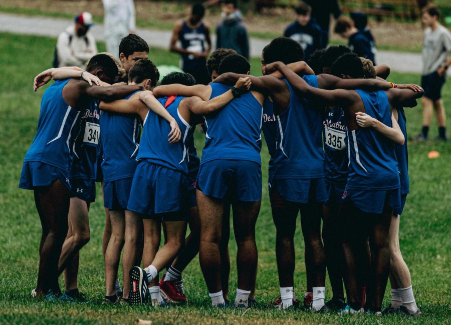 The+team+huddles+before+a+race+during+the+2021+season.+%28Photo+credit%3A+Jaylee+Photography%29